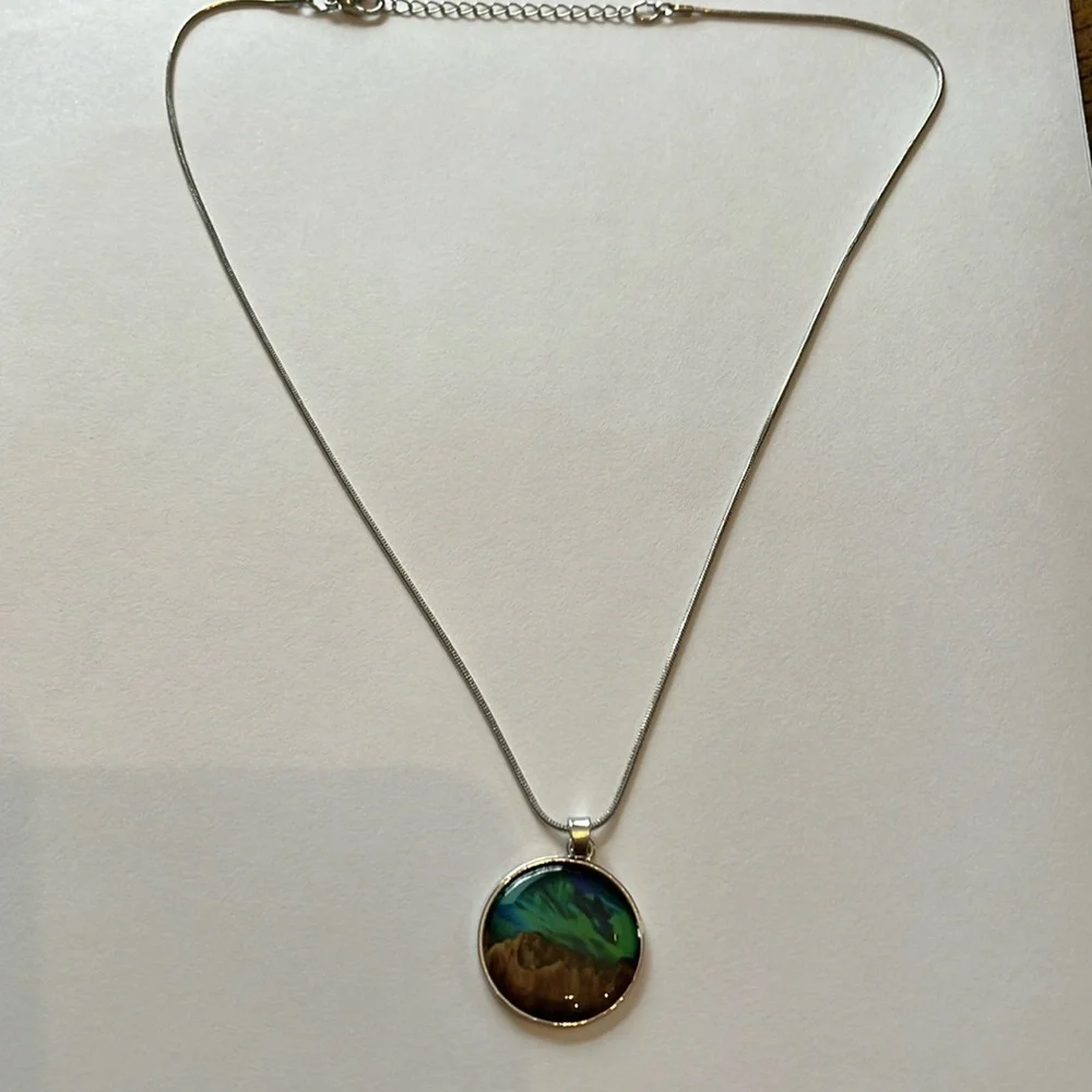Elegant Silver Tone Necklace with Colorful Pendant